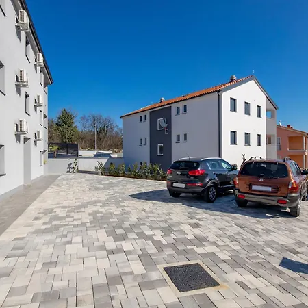 Meri With Garden Apartman *