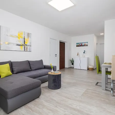 Meri With Garden Apartman *