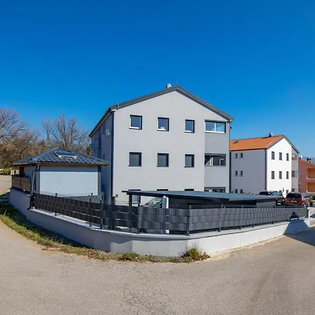 Meri With Garden Apartman Cizici